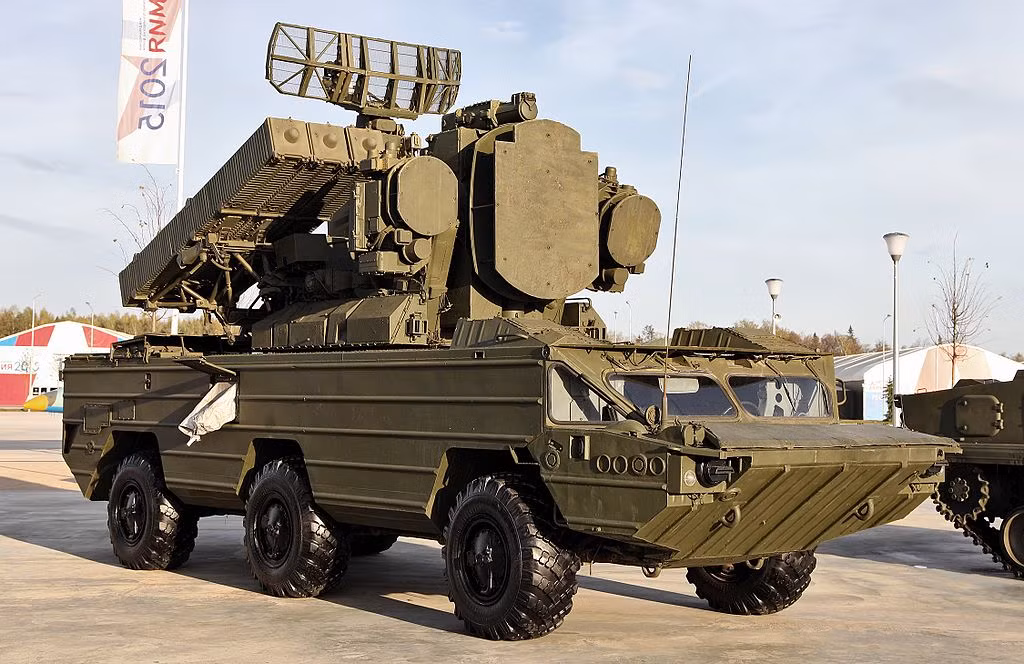 Còn hệ thống phòng không 9K33 Osa (tên mã của NATO là SA-8 Gecko) là một hệ thống tên lửa đất đối không chiến thuật tầm ngắn, độ cao thấp, có khả năng cơ động cao được phát triển ở Liên Xô vào những năm 1960 và được đưa vào sử dụng vào năm 1972. Osa cũng là hệ thống tên lửa phòng không di động đầu tiên tích hợp radar tác chiến riêng và bệ phóng tên lửa trên một phương tiện duy nhất. (Nguồn ảnh: Ukrinform, Kyiv Post, Topwar, Wikipedia).