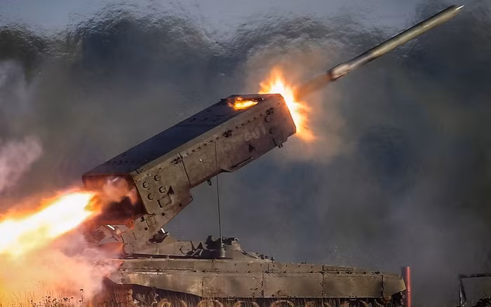 Pháo nhiệt áp hạng nặng TOS-1A được cho là vũ khí có sức sát thương lớn, chỉ đứng sau vũ khí hạt nhân chiến thuật. TOS-1A được thiết kế để vô hiệu hóa các phương tiện bọc thép hạng nhẹ, phá hủy các tòa nhà và công trình kiến trúc, cũng như tiêu diệt nhân lực của đối phương ở các khu vực trống trải và trong các công sự.