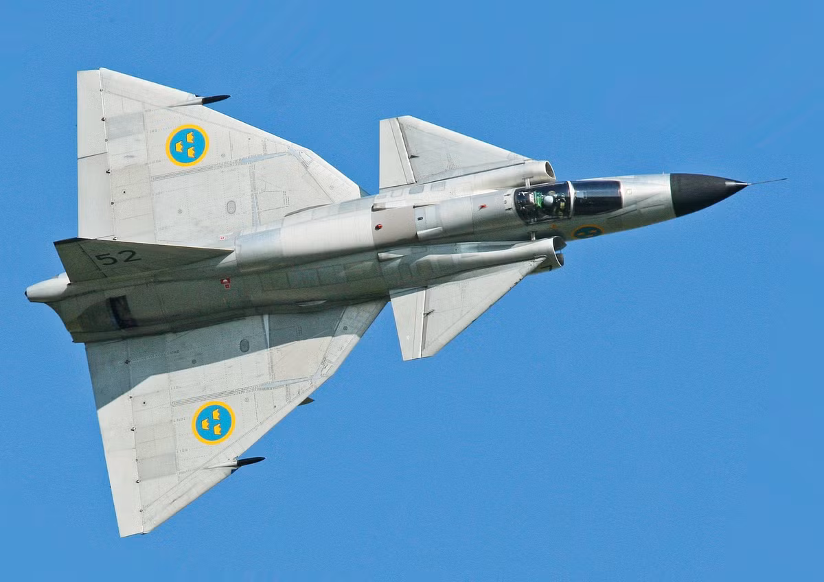 Chiến đấu cơ AJ 37 Viggen là biến thể chính của dòng máy bay phản lực Viggen, bao gồm các biến thể tuần tra, huấn luyện và trinh sát. Nó được thiết kế để trở thành một máy bay chiến đấu tấn công ngay từ đầu, nên có hệ thống định vị tiên tiến (vào thời điểm đó).