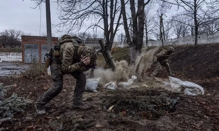Vào năm ngoái, lãnh đạo Quân đội Ukraine muốn giải tán Lữ đoàn 92 sau những tổn thất rất nặng nề của Lữ đoàn ở khu vực Kharkov, khiến tàn quân phải phân tán sang các đơn vị khác; nhưng sau đó, rõ ràng họ đã thay đổi quyết định. Bây giờ Lữ đoàn 92 đang cố gắng ngăn chặn quân Nga trên hướng Kharkov và đã phải chịu những thiệt hại nghiêm trọng.