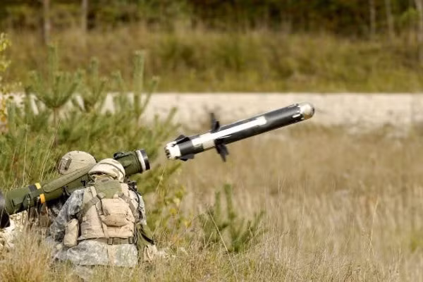 Tên lửa Javelin sử dụng phương pháp dẫn đường hồng ngoại, đầu tên lửa Javelin có máy ngắm ảnh nhiệt, rất nhạy với bức xạ hồng ngoại trong dải tần 8-12 micron, nên trắc thủ sau khi khóa được mục tiêu, nhấn nút phóng và tên lửa tự tìm đến mục tiêu, mà không cần phải quan tâm tên lửa bay thế nào.