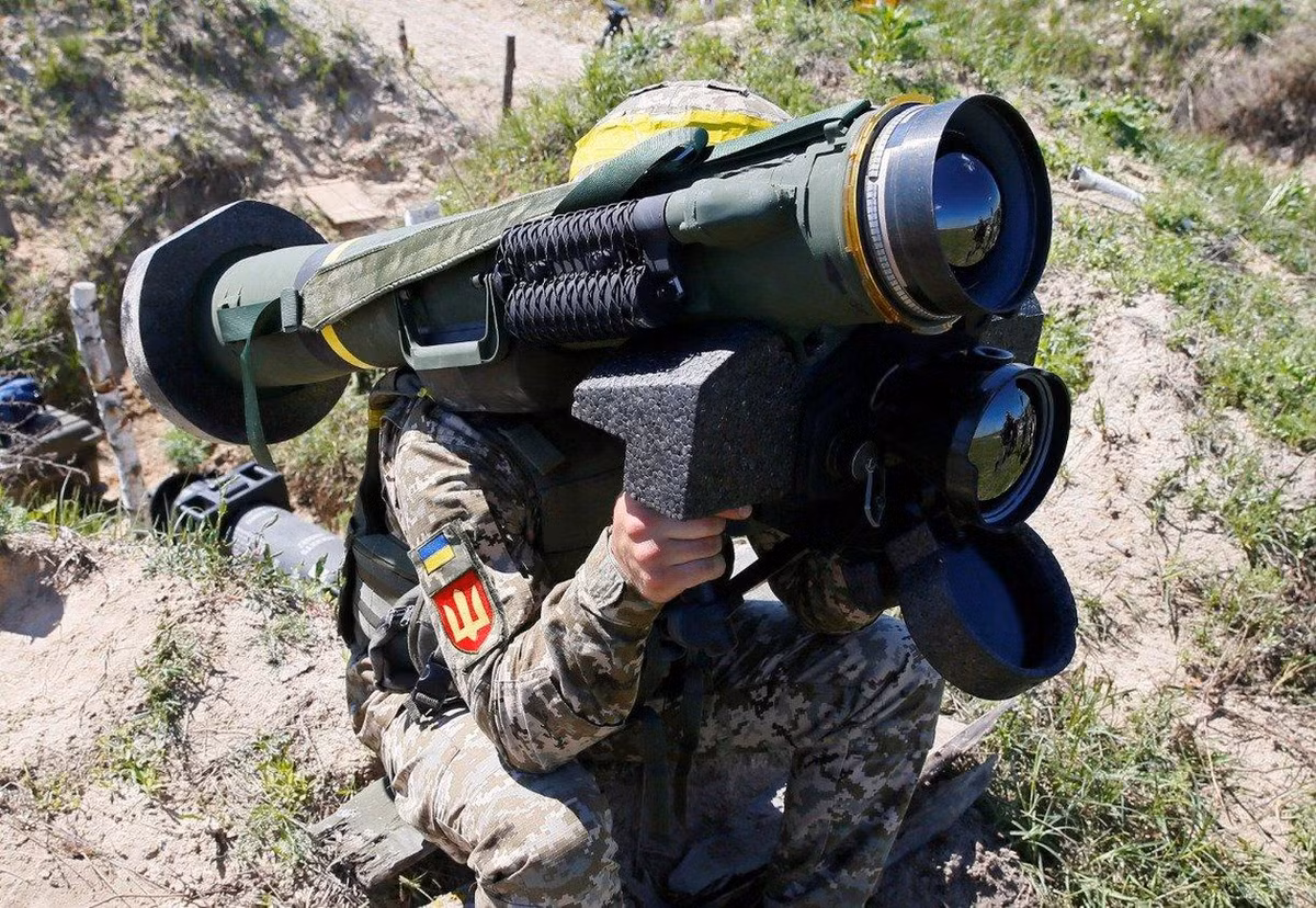 Vậy điểm mạnh của tên lửa chống tăng Javelin là gì, nó có phải là vũ khí “không đối thủ”? Trên thực tế, Javelin là loại tên lửa chống tăng có điều khiển thế hệ 3 đầu tiên trên thế giới, thực hiện theo nguyên tắc “bắn và quên”.