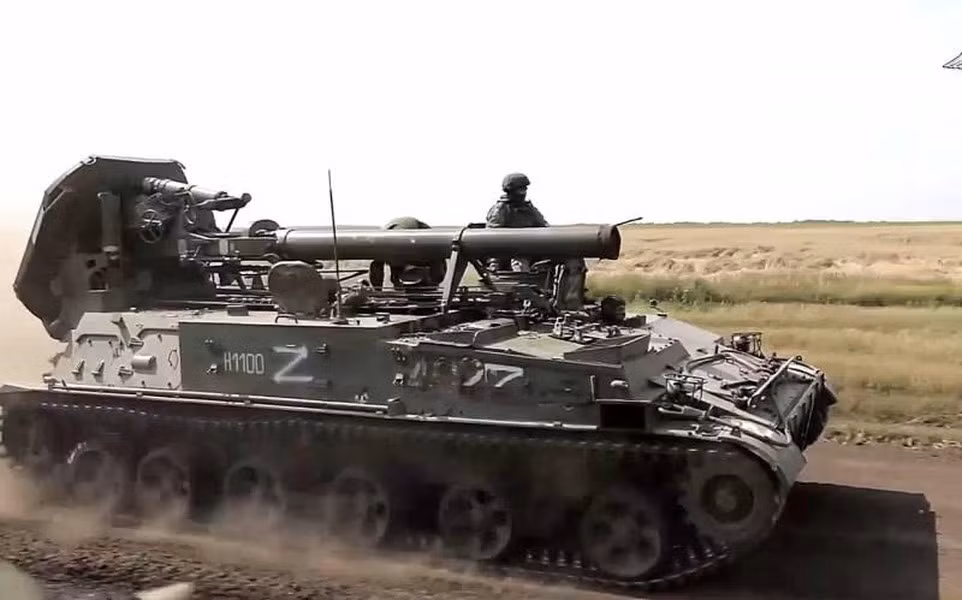 Mặc dù Quân Nga và Ukraine nhiều lần tranh giành những con đường tiếp tế vào Bakhmut, nhưng quân đội Nga với ưu thế trên không, ưu thế tác chiến trên bộ và ưu thế về pháo binh, rõ ràng không để quân đội Ukraine bất kỳ cơ hội nào giành lại quyền kiểm soát những con đường trên.