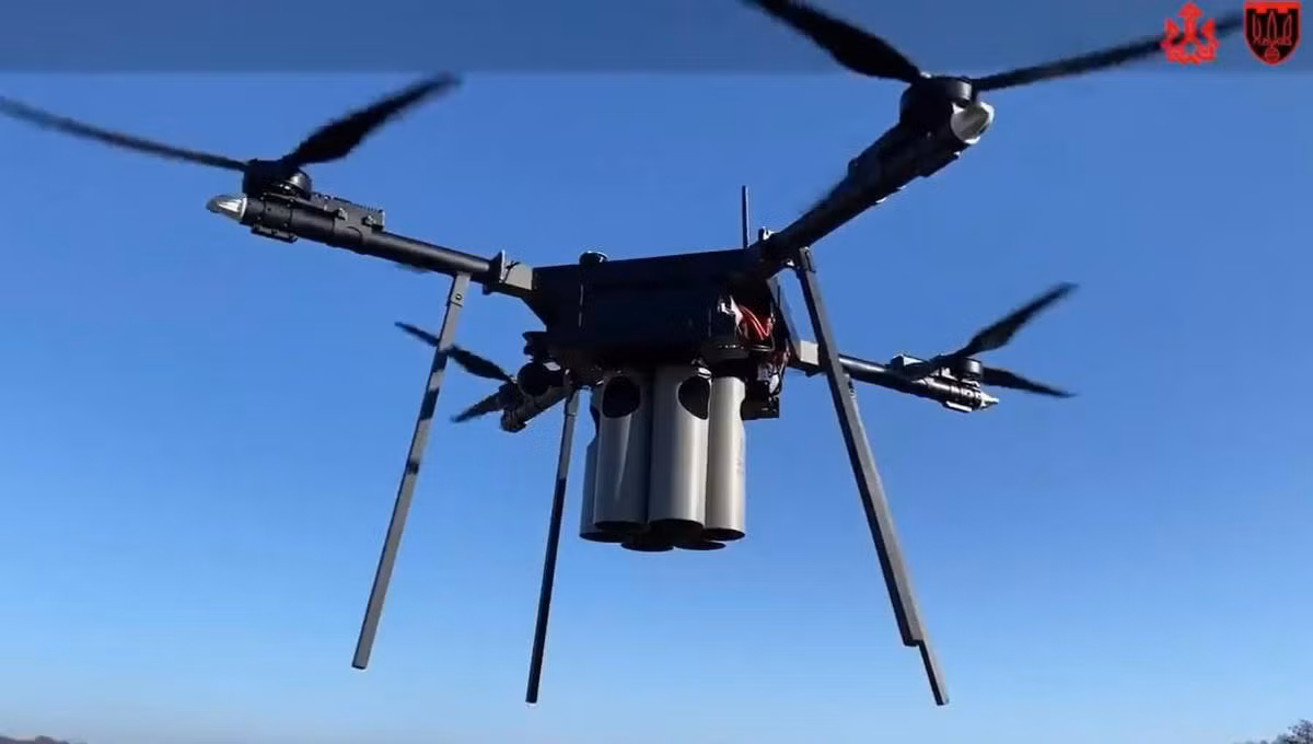 Tạp chí The Economist của Mỹ viết, do số lượng UAV tăng lên; ngoài UAV quân sự lớn như TB2 của Ukraine hay Orla-10 của Nga, thì những chiếc UAV 4 trục thương mại giá rẻ được cả hai bên sử dụng, để chuyển đổi thành máy bay ném bom ngẫu hứng.