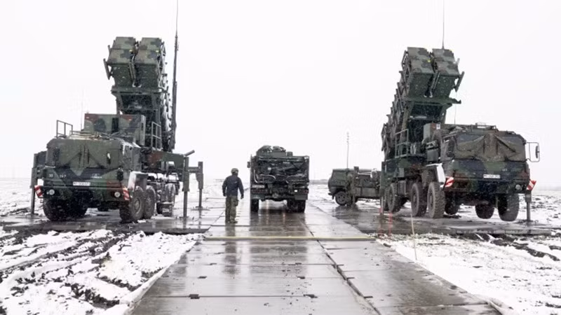 Mỹ bắt đầu huấn luyện sĩ quan và nhân viên kỹ thuật Ukraine, sử dụng tên lửa phòng không Patriot vào đầu năm 2023; cụ thể là nhóm đầu tiên đến Fort Sill, Oklahoma, vào tháng 1/2023. Chương trình huấn luyện, thường là một năm đối với binh lính Mỹ, nhưng đã được rút ngắn đáng kể, do tình hình cấp bách. 