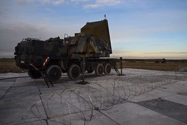Lực lượng Ukraine đầu tiên được huấn luyện chuyển loại sử dụng tên lửa Patriot tại Fort Sill gồm 65 người, ít hơn so với số lượng tiêu chuẩn; nhưng vẫn đủ quân số chủ chốt, để thành lập một tiểu đoàn chiến đấu. Đợt đầu đã hoàn thành khóa đào tạo vào tháng 3/2023, sớm hơn dự kiến, và trở về Ukraine tiếp nhận vũ khí và bước vào chiến đấu ngay.
