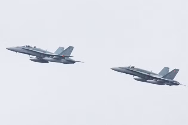 Trong bối cảnh đe dọa gây sức ép của NATO, máy bay chiến đấu F-18, máy bay vận tải quân sự và vũ khí không rõ nguồn gốc của Quân đội Canada, đã được triển khai tới biên giới Ukraine và Crimea. 