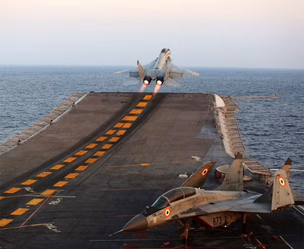 Hải quân Ấn Độ hiện vận hành hai phi đội MiG-29K trên tàu sân bay INS Vikramaditya duy nhất của họ. Tuy nhiên, các máy bay chiến đấu từ Nga phải đối mặt với những thách thức về phạm vi hoạt động và tải trọng vũ khí. Nguồn ảnh: Pinterest.