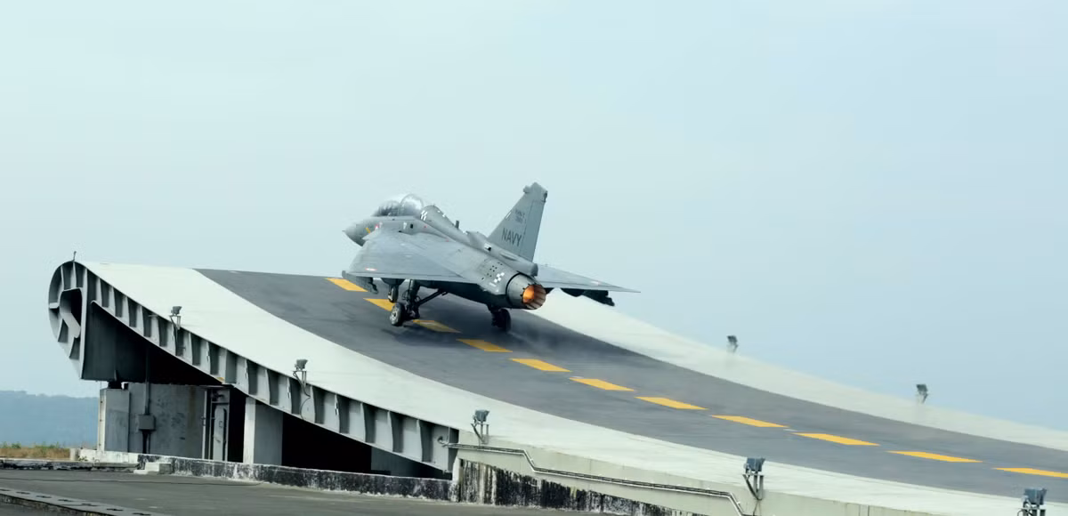 Các cuộc thử nghiệm của Ấn Độ nhằm đánh giá xem máy bay Rafale M có thể cất cánh trong nhiều trường hợp khác nhau trên sàn đáp 283 mét đạt yêu cầu của hải quân nước này hay không.