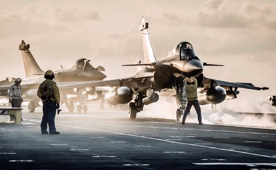Phiên bản máy bay chiến đấu Rafale hải quân của Pháp là một trong những các ứng cử viên, trong chương trình Máy bay chiến đấu đa nhiệm vụ mang tên lửa (MRCBF) của Ấn Độ.