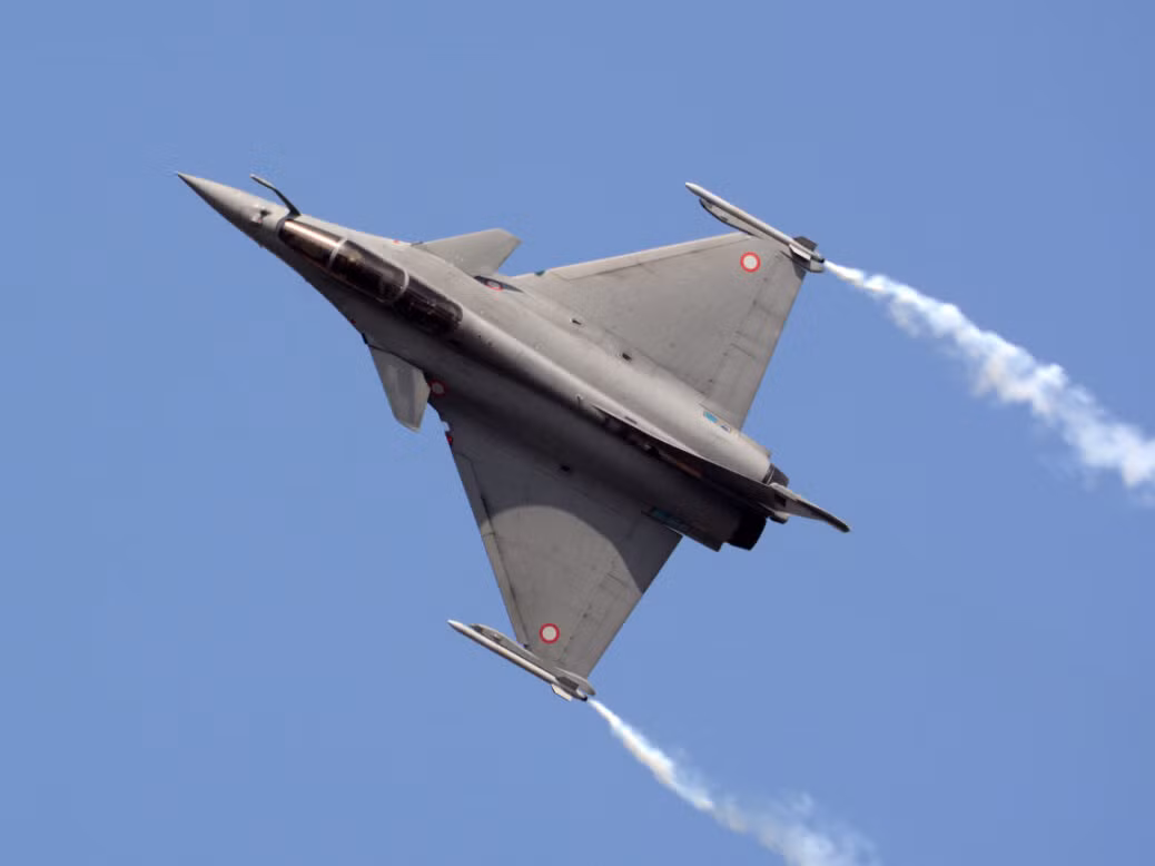 Rafale là một máy bay chiến đấu đa nhiệm vụ cánh tam giác, hai động cơ thế hệ thứ tư của Pháp. Rafale đang được chế tạo để sử dụng cho cả các căn cứ trên mặt đất của Không quân Pháp và trên tàu sân bay của Hải quân Pháp.
