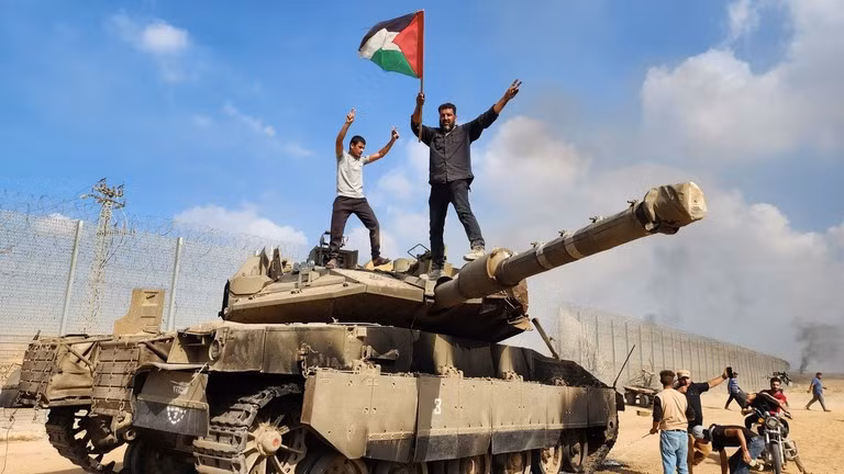 Tuy nhiên, lần này quân đội Israel quá lỏng lẻo và không hề chuẩn bị cho trận chiến. Và các hoạt động chung được lên kế hoạch tốt của Hamas đã phát huy tác dụng đánh lạc hướng, ngay cả truyền thông phương Tây cũng phải ngạc nhiên rằng, "cuộc tấn công trên bộ của Hamas không có sự kháng cự".