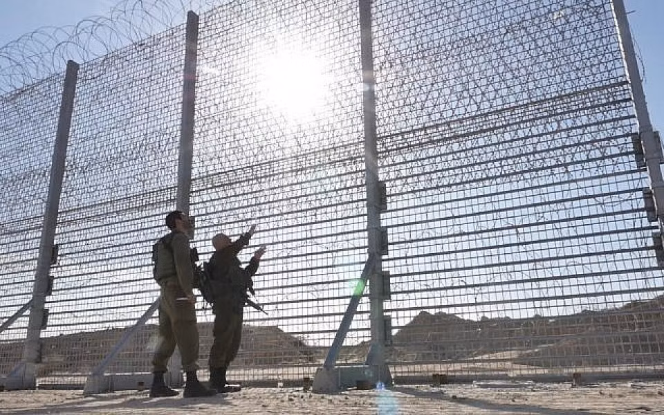 Đồng thời, quân đội Israel thường xuyên cử đội tuần tra kiểm tra dọc bức tường biên giới. Theo BBC, chỉ riêng trong quá trình xây dựng bức tường biên giới, quân đội Israel đã phát hiện và phá hủy 18 đường hầm.