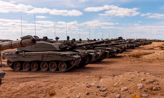 Xe tăng Challenger-2 có trọng lượng trung bình 65-70 tấn, nặng hơn đáng kể so với các dòng xe tăng Liên Xô và Nga. Điều này đặt ra nghi vấn về khả năng cơ động của Challenger-2 trên hạ tầng của Ukraine hiện tại, cũng như mức tiêu thụ nhiên liệu cao. 