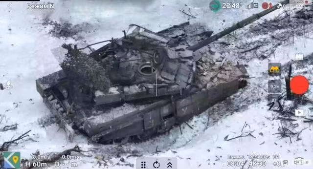 Trong trận cận chiến này, T-90M khai hỏa hai phát đạn pháo nhưng không trúng chiếc Bradley nào đang lộ sườn, làm mất cơ hội tiêu diệt địch. Sau đó pháo của hai chiếc Bradley bắn nổ giáp ERA trên tháp pháo của T-90M, khiến toàn bộ hệ thống quan sát của xe bị phá hủy, khiến nó trở nên “mù” hoàn toàn và mất đi hiệu quả chiến đấu. 