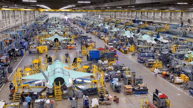 F-35 dù được sản xuất loạt với số lượng lớn, nhưng vẫn cần cung cấp cùng lúc cho 20 nước đồng minh của Mỹ. Việc này khiến Mỹ tụt hậu so với Trung Quốc trong cuộc cạnh tranh máy bay thế hệ thứ 5.