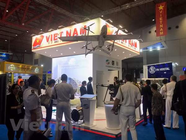 Nếu như việc được bộ đội tin dùng khiến chúng ta vui 1, thì dấu mốc đặc biệt quan trọng với công nghiệp quốc phòng là vũ khí “Made in Vietnam” chính thức đem đi trưng bày quy mô lớn, tại Triển lãm Quốc phòng quốc tế Indo Defence 2018 ở Indonesia khiến chúng ta vui 10.