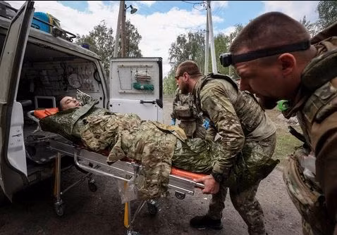 Thứ hai, ngoài việc thiếu vũ khí trang bị trầm trọng, bản thân Quân đội Ukraine cũng gặp phải những vấn đề như không đủ sức mạnh và tinh thần xuống thấp. 