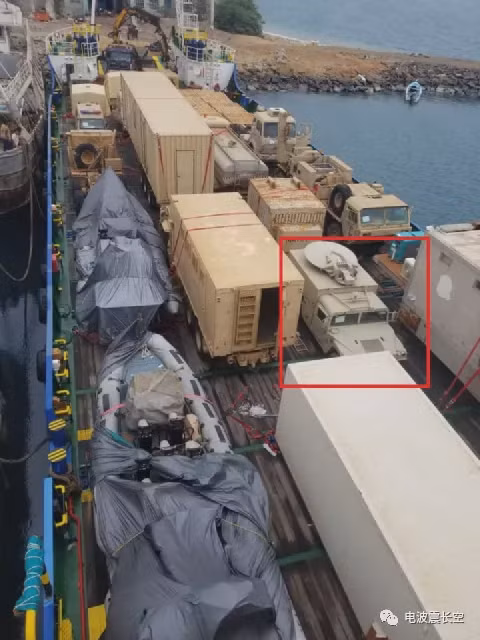 Đánh giá qua những hình ảnh do Houthi chụp và công bố, có các phương tiện hỗ trợ quân sự trên sà lan vũ khí này; bao gồm một xe đầu kéo hạng nặng Mercedes-Benz 6x6; một xe chở dầu sử dụng khung gầm xe tải Mercedes-Benz và một xe đầu kéo container cỡ lớn.