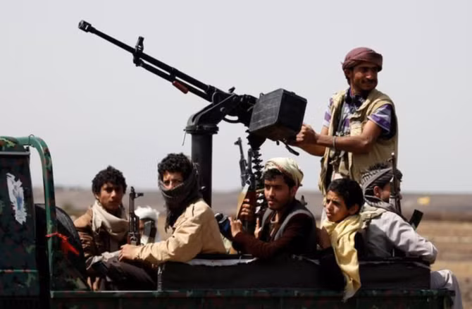 Houthi cũng đã thành lập lực lượng hải quân của riêng mình và được trang bị tên lửa chống hạm. Do đó lực lượng vũ trang Houthi thực sự có quyền kiểm soát và kiểm soát tương đối mạnh trên bờ Biển Đỏ.
