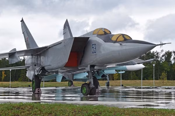 Không quân Nga cho loại biên MiG-25 vào năm 2013 do chiến đấu cơ này đã hết niên hạn sử dụng và do chi phí sử dụng cao. Nhưng đến tận ngày nay, MiG-25 vẫn là máy bay chiến đấu bay nhanh nhất và cao nhất, từng được đưa vào biên chế, mà chưa có loại chiến đấu cơ sản xuất loạt nào có thể vượt qua nó.