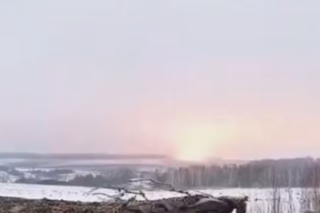 Đúng như dự đoán, hiện đã có đoạn video đầu tiên, được cho là của lực lượng Không quân Ukraine sử dụng bom lượn JDAM-ER của Mỹ ở chiến trường Donbass. Quả bom lượn dường như đã được thả từ một chiếc máy bay và việc quay được đoạn video có thể chỉ là sự tình cờ của binh lính Ukraine. 