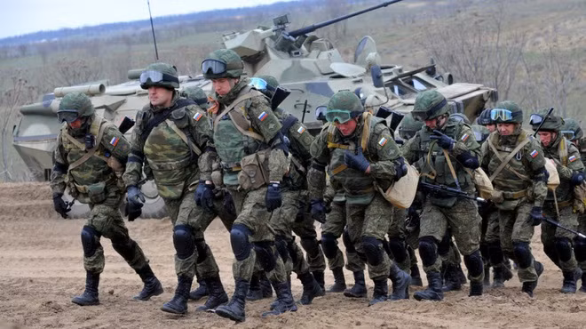 Theo tình báo phương Tây, hiện có khoảng 100.000 quân Nga ở biên giới với Ukraine. Theo các cơ quan tình báo Mỹ, Điện Kremlin có kế hoạch cho một chiến dịch quân sự với sự tham gia của 175.000 quân, có thể bắt đầu trong những tuần tới.