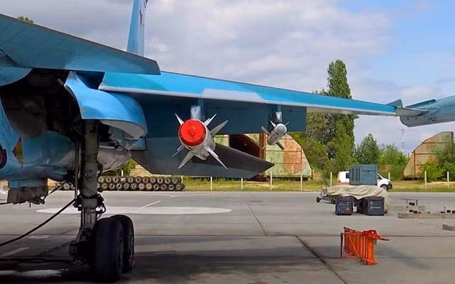 Quân đội Ukraine cũng không thể chuyển quân tiếp viện về phía đông và cái “nồi hầm” có thể đóng sập bất cứ lúc nào. Quân đội Nga cũng không sử dụng pháo binh bắn vào các khu vực đô thị và tốc độ tiến quân rất chậm. Tuy nhiên, chiến thuật này đã giúp giảm đáng kể thương vong.