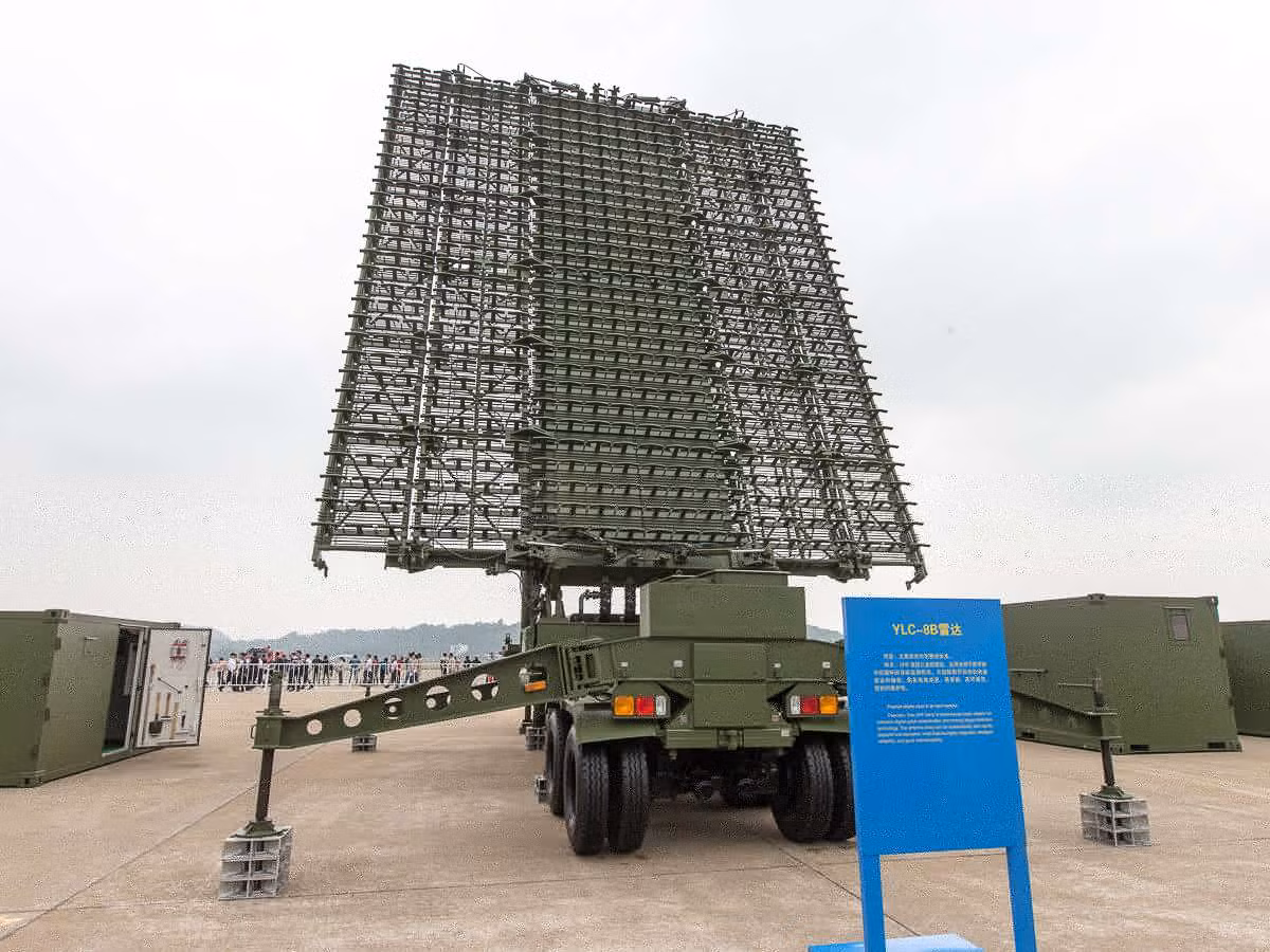 Tại Triển lãm hàng không Chu Hải vừa qua, Trung Quốc đã giới thiệu một loại radar, được cho là “mang tính cách mạng”, đó là radar YLC-8E. Đây là sự bổ sung đáng kể cho khả năng chống mục tiêu tàng hình của Quân đội Trung Quốc; đồng thời được coi là “thách thức lớn” đối với các máy bay chiến đấu tiên tiến như F-35 và F-22 của Mỹ.