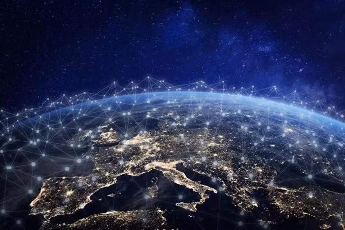 Ví dụ như hệ thống Internet vệ tinh Starlink của tỷ phú người Mỹ Elon Musk, cho phép Quân đội Ukraine lần đầu tiên có được thông tin tình báo chiến trường và kế hoạch tác chiến theo thời gian thực. Hàng nghìn vệ tinh của Mỹ như "Starlink" đã theo dõi Quân đội Nga 24/24, cung cấp các chức năng liên lạc, trinh sát và tình báo cho Quân đội Ukraine.