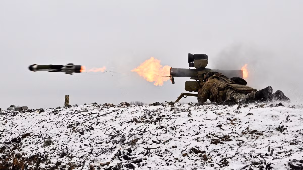 Quân đội Ukraine đã huy động một lượng lớn lực lượng dự bị tới Krasnogorovka để ổn định tuyến phòng thủ, ngăn chặn nhóm xung kích Nga trong khu vực đường sắt; sau đó ép quân Nga ra khỏi một khu dân cư nhỏ ở phía nam thị trấn. Tuy nhiên quân Nga vẫn đứng chân ở khu vực Phố Địa chất thuộc khu đông nam thị trấn và trong các nông trang gần đường sắt và nhà kho.