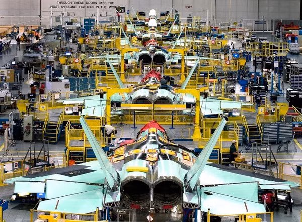 F-22 từng là một trong những máy bay chiến đấu gây tranh cãi nhất trong lịch sử Không quân Mỹ, được đưa vào phục vụ vào cuối tháng 12/2005; nhưng lệnh ngừng sản xuất được đưa ra chưa đầy 4 năm sau đó, với số lượng sản xuất rất nhỏ so với kế hoạch ban đầu.