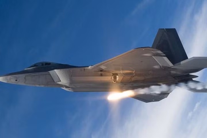 F-22 là một trong hai máy bay chiến đấu tàng hình thế hệ thứ năm của phương Tây, tuy nhiên F-22 được phát triển dưới thời chiến tranh Lạnh và được đưa vào sản xuất trước F-35. Nếu F-22 là chiến đấu cơ dự kiến thay thế những chiến đấu cơ hạng nặng F-14 và F-15, thì F-35 sẽ thay thế chiến đấu cơ hạng nhẹ và hạng trung F-16 và F/A-18.