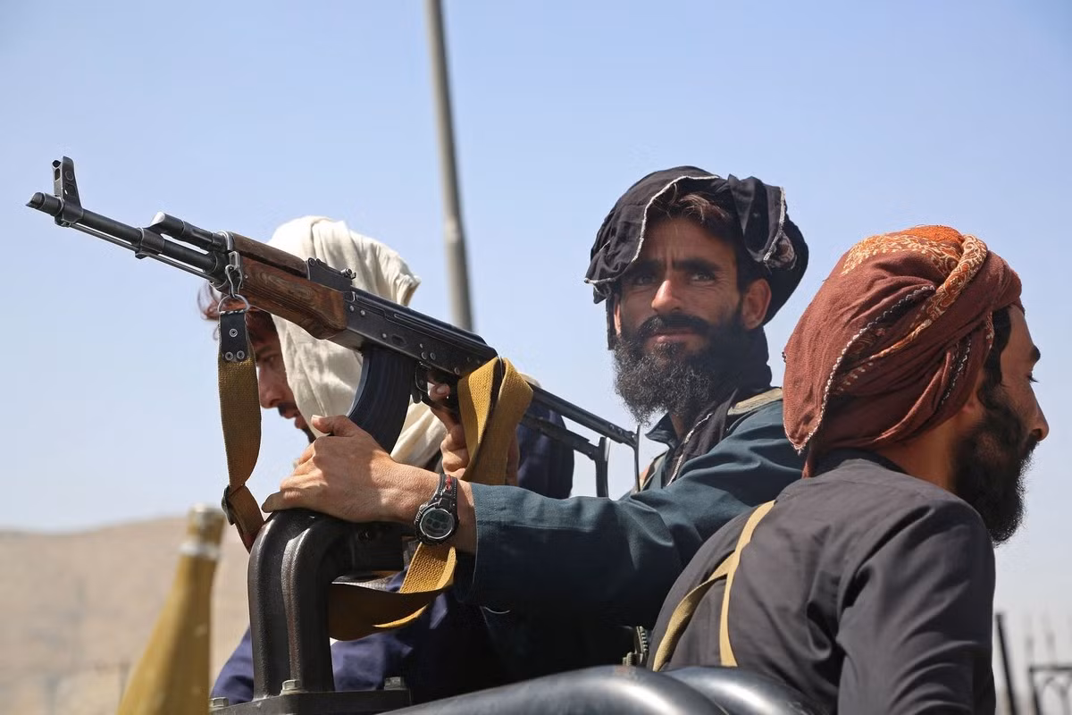 Điều này đã xảy ra trong nỗ lực của Liên Xô và Mỹ nhằm kiểm soát Afghanistan. Các phe phái ở Afghanistan, năm này qua năm khác, đã “trường kỳ kháng chiến” và làm suy yếu những kẻ chiếm đóng cả Liên Xô và Mỹ. Kết quả là chính quyền mà Liên Xô hay Mỹ dựng lên, đều sụp đổ khi họ rút quân. 