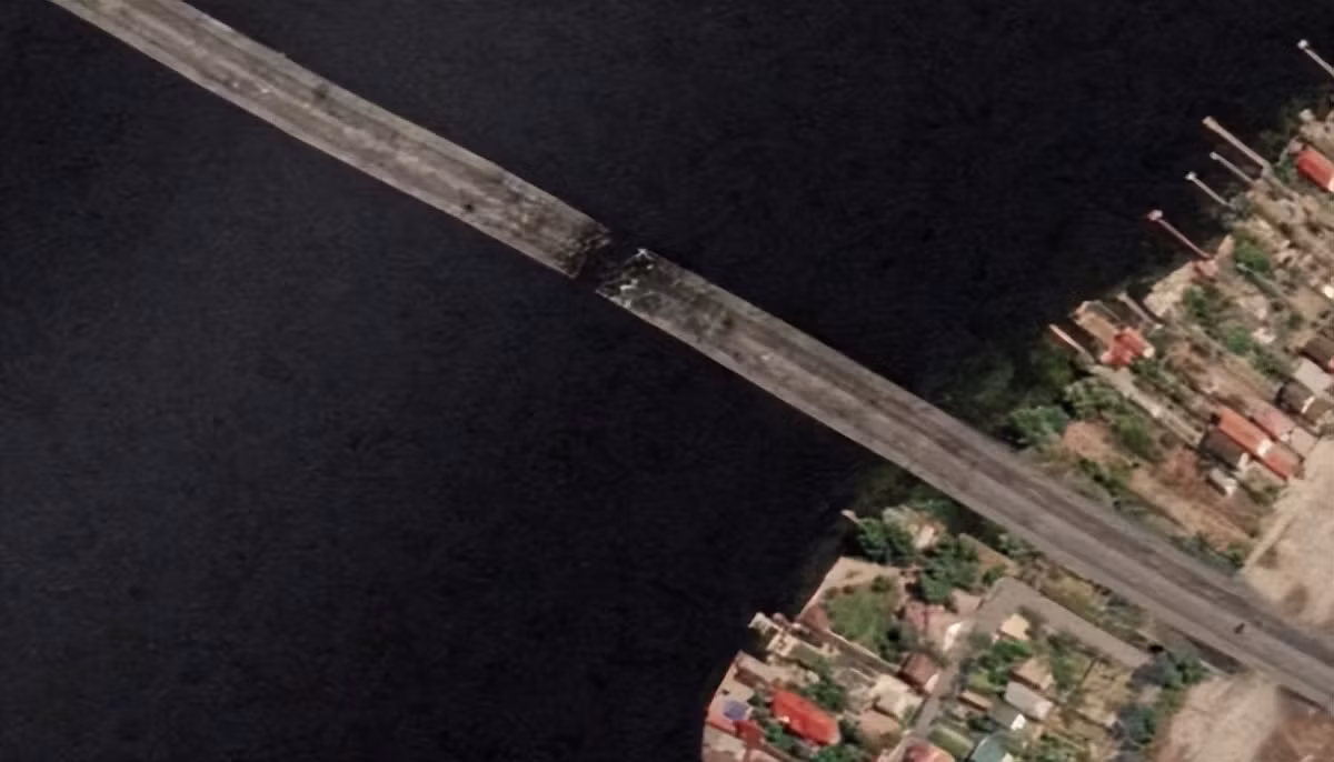 Qua các bức ảnh vệ tinh được phía Mỹ cung cấp, có thể thấy, cầu Antonov dường như đã bị cắt rời hoàn toàn; từ video tại hiện trường cho thấy, cây cầu đã bị đạn xuyên thủng trực tiếp, các thanh thép bên trong cũng đã bị cắt rời và lộ ra ngoài, khiến các phương tiện không thể đi qua. 