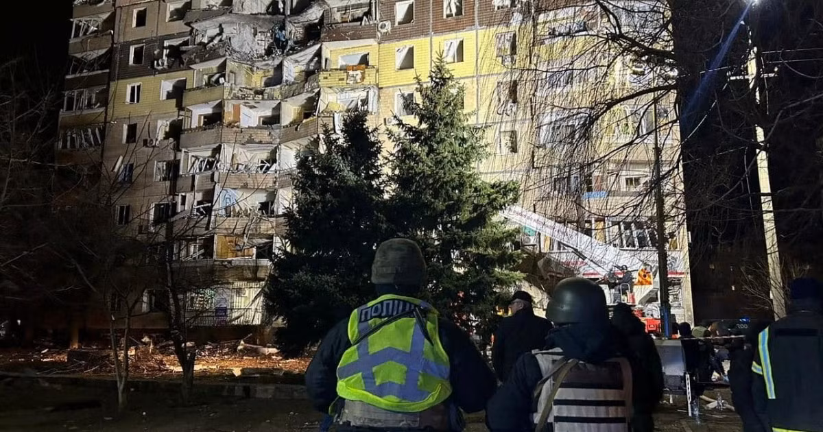 Còn ông Oleksandr Virkul, giám đốc Cơ quan quản lý quân sự thành phố Krivoy Rog của Ukraine, cho biết tên lửa của Nga đã bắn trúng một tòa nhà chung cư ở khu dân cư Krivoy Rog, làm hư hại một số tòa nhà chung cư và khiến ít nhất 16 người thiệt mạng, trong đó có trẻ em.