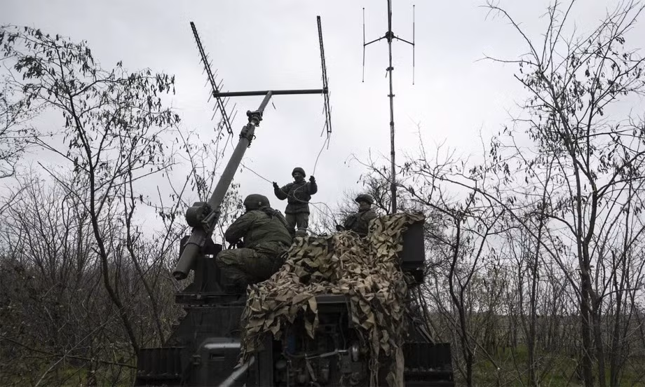Sau khi xác nhận không có hệ thống chống tên lửa Patriot nào xung quanh thành phố Krivoy Rog, chỉ có thể sử dụng các hệ thống phòng không dã chiến thông thường; RFAF bắt đầu tiến hành các biện pháp đối phó điện tử và thực hiện can thiệp tín hiệu vệ tinh toàn diện, vào khu vực mà tên lửa dự kiến tấn công. Mở kênh tấn công cho tên lửa đạn đạo Iskander.