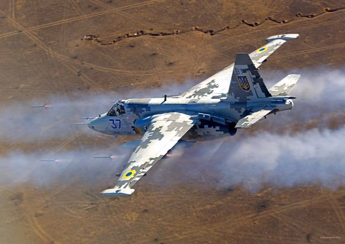 Ngoài bom AASM, Ukraine còn cải tiến để Su-25 sử dụng tên lửa chống bức xạ tốc độ cao AGM-88 HARM do Mỹ sản xuất, được thiết kế để tiêu diệt các hệ thống radar của đối phương. Những tên lửa này ban đầu được điều chỉnh để sử dụng trên MiG-29 và Su-27, nhưng sau đó cũng được sử dụng trên Su-25. 