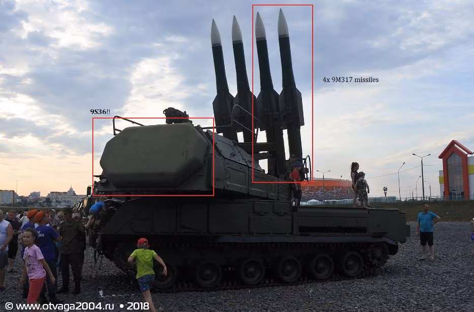Mục tiêu bị tấn công trong video có lẽ là bệ phóng và kiêm radar dẫn hướng 9A317 (TELAR). TELAR của Buk-M2 bao gồm bốn tên lửa 9A317 và một radar xung mảng pha thụ động NIIP 9S36, có thể theo dõi và chiếu xạ nhiều mục tiêu khác nhau cùng lúc. Radar này được cho là đã “hút” tên lửa chống bức xạ AGM-88.