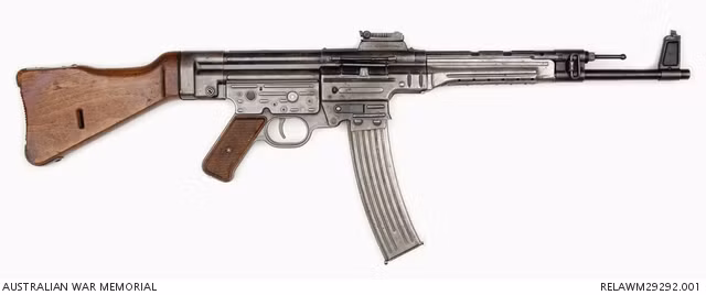 Súng trường tấn công STG44 chỉ có báng súng và nắm tay cầm được làm bằng gỗ và các bộ phận còn lại đều bằng kim loại. Tuy nhiên thiết kế tổng thể của nó tương đối nhẹ, dễ dàng mang theo và sử dụng. Ảnh: Sina. 