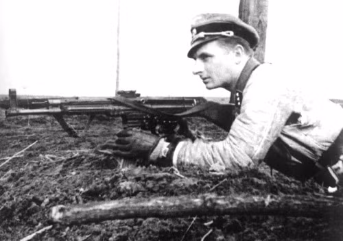 Tuy nhiên, do những hạn chế về sản xuất và tình hình chiến tranh, số lượng STG44 thực tế được sử dụng bị hạn chế và không thể phát huy hết tiềm năng của nó trong giai đoạn đầu của cuộc chiến. Mặc dù vậy, STG44 vẫn được coi là tiền thân của súng trường tấn công hiện đại, có ảnh hưởng sâu sắc đến các thiết kế súng trường sau này. Ảnh: Sina. 
