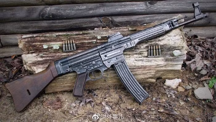 Cải tiến lớn đầu tiên là STG44 sử dụng loại đạn trung gian 7,92×33mm Kurtz. So với các loại đạn súng trường thông thường, chẳng hạn như loại đạn 7,92×57mm Mauser, loại đạn Kurtz có tầm bắn hiệu quả ngắn hơn, nhưng có độ giật thấp hơn, thích hợp cho việc áp chế hỏa lực tầm gần và chiến đấu tấn công. Ảnh: Sina. 