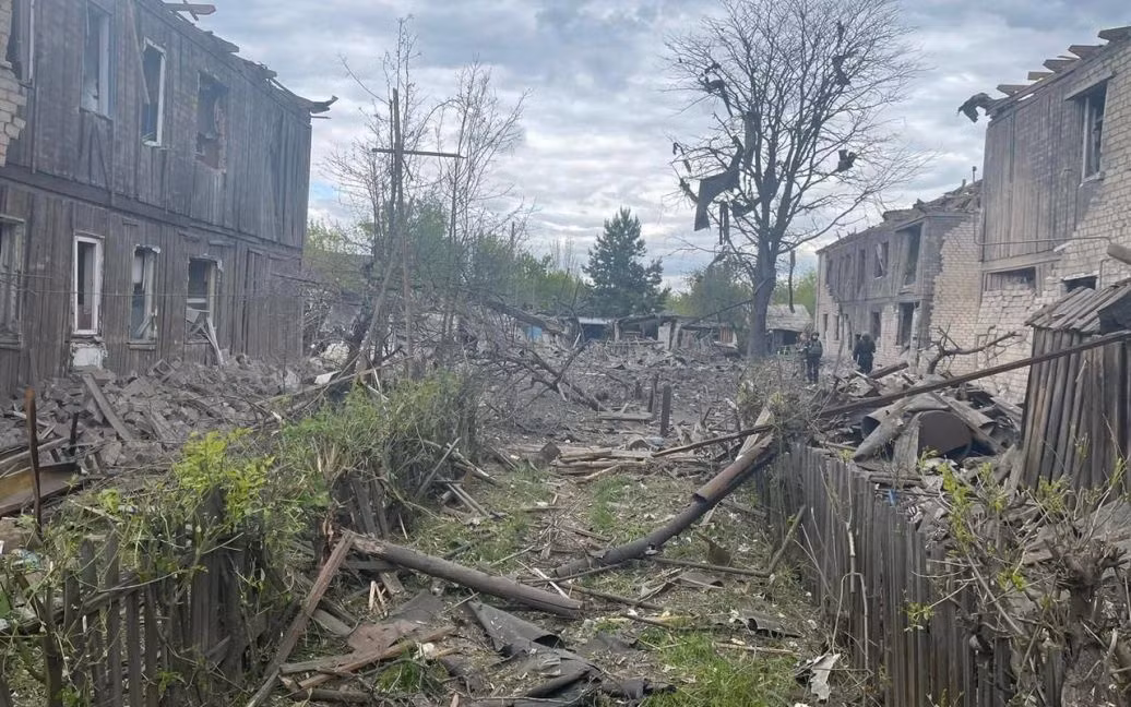 Kết quả là quân Ukraine không thể chịu đựng các cuộc tấn công dữ dội bằng hỏa lực của quân Nga, nên đã rút khỏi tuyến phòng ngự bên ngoài vào các tòa nhà dân cư lớn và một cơ sở chế tạo máy, nơi hai bên đang diễn ra các trận cận chiến.
