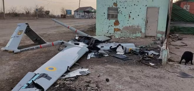 Khi Quân đội Nga thay đổi chiến thuật và chiến đấu kiên định, việc trinh sát bằng UAV của lực lượng tuyến trước Ukraine bắt đầu gặp vấn đề. Vì sau khi chiếc drone đến gần tiền tuyến, nó có thể may mắn sống sót sau một vài phi vụ, nhưng sẽ không may mắn được mãi, khi các vũ khí chống UAV của quân Nga được tăng cường.
