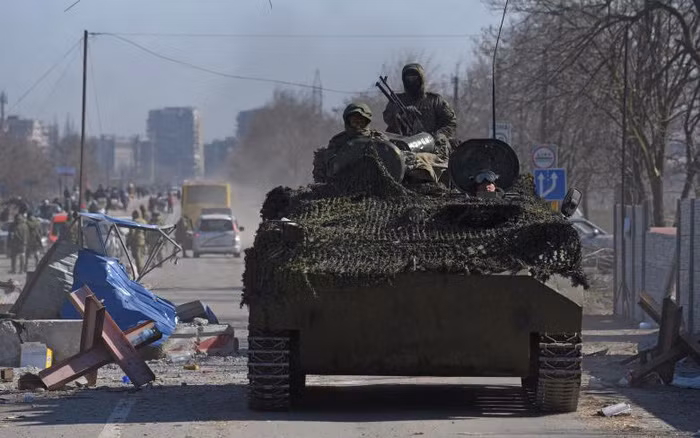 Tại thành phố Mariupol, việc truy quét các tay súng của các nhóm vũ trang theo chủ nghĩa dân tộc cực hữu thuộc Tiểu đoàn Azov, cũng như các quân nhân của Quân đội Ukraine không muốn hạ vũ khí, vẫn tiếp tục tại các khu dân cư.