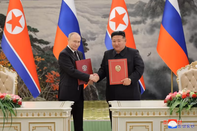 Tổng thống Putin nói tiếp rằng “Hiệp ước đối tác chiến lược toàn diện Nga-Triều” đã được thông qua, Điều 4 của Hiệp ước quy định rằng, nếu một bên bị tấn công bằng vũ lực từ một hoặc nhiều quốc gia và đang trong tình trạng chiến tranh, thì bên kia sẽ ngay lập tức sử dụng mọi phương tiện sẵn có để cung cấp hỗ trợ quân sự và các hỗ trợ khác. Ông Putin cho rằng, những gì Nga và Triều Tiên làm trong khuôn khổ Điều 4 của Hiệp ước và đó là việc riêng của họ.