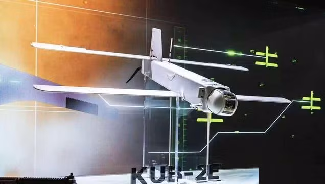 Xung đột Nga-Ukraine đã chứng minh rằng, chip và hệ thống dẫn đường đang trở thành vũ khí thống trị chiến trường. Bây giờ một UAV để có thể tham gia chiến đấu hiệu quả trên chiến trường, phải được trang bị hệ thống chống rung + đèn chiếu sáng laser + liên kết dữ liệu hai chiều + máy ảnh nhiệt.