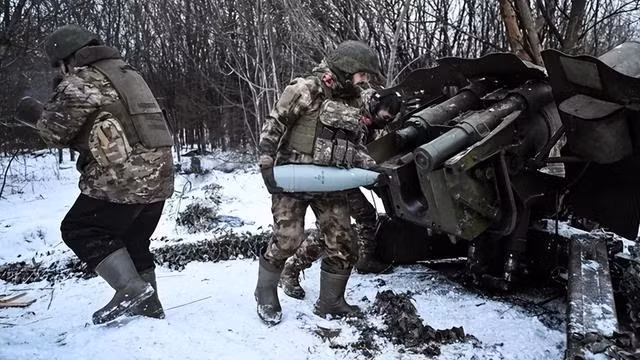 Lý do nữa là quân đội Nga (RFAF), ngăn cản các tuyến đường tiếp tế, không cho phía Ukraine luân chuyển quân, hoặc chuyển quần áo ấm đến vị trí của họ; do vậy số lượng binh lính Ukraine chết cóng trên chiến trường Kursk ngày càng tăng. Nhiều binh lính bị thương nặng không có cơ hội sơ tán, hoặc không có cơ hội sống sót cho đến sáng.