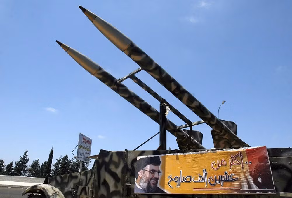 Đồng thời, lực lượng vũ trang Hezbollah đã bắn hơn 4.000 quả đạn súng cối và rocket vào các khu vực do Israel kiểm soát trong hơn 30 ngày. Những loại đạn này sức công phá không lớn, tầm bắn không xa và mức chính xác kém, nhưng chúng gây ra mối đe dọa lớn cho các khu dân cư của Israel. Tổng cộng, hơn 40 thường dân Israel thiệt mạng, 1.350 người bị thương và hàng trăm nghìn người buộc phải di dời, sơ tán.