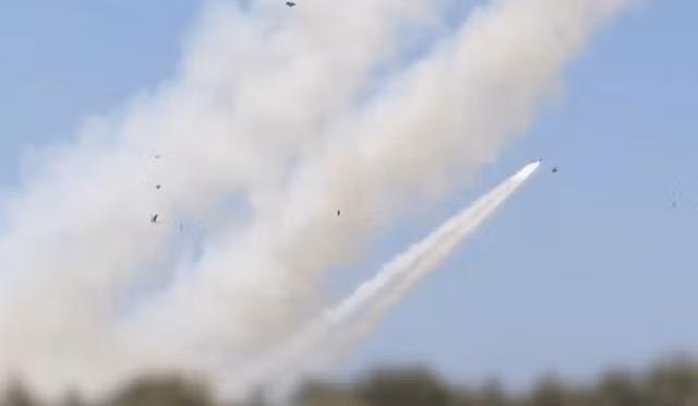 Theo chỉ huy quân đội Hamas, Mohammed Dave, người thực chất là chỉ huy Lữ đoàn Qassam, 5.000 quả rocket và súng cối đã được bắn vào các mục tiêu của Israel trong giai đoạn đầu của chiến dịch này, đây là một con số đáng kinh ngạc. 